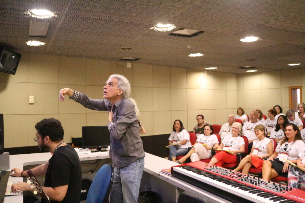 Maestro Kleber Mazieiro e o técnico de som Gustavo Rocha com a turma do Criativa Idade