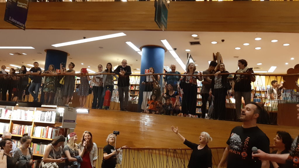 Flash mob do grupo Trabalho 60+ na Livraria Cultura