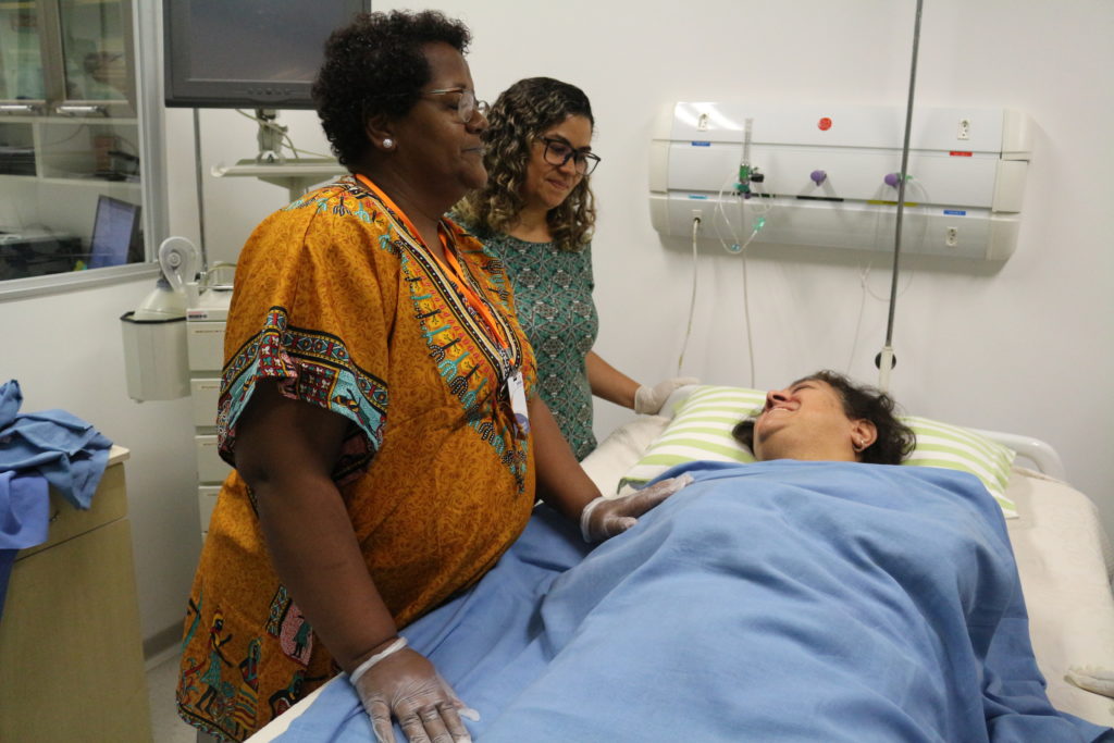 Sandra, Ana e Isabel cuidado no Curso para Cuidadores de Idosos