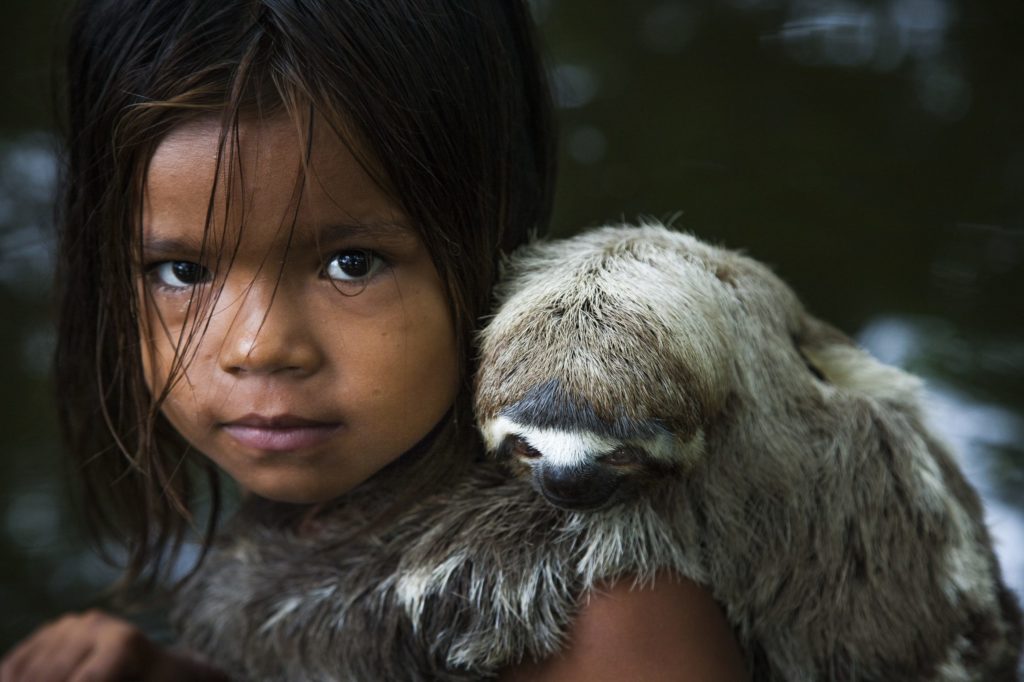 Araquém Alcântara comemora 50 anos de carreira - Menina do rio Negro e seu bicho de estimação - Manaus, 2010